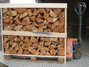 Brennholz in Kiste auf Palette